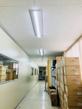 LED交換後のパン工場廊下の写真