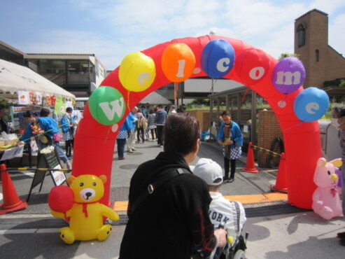 名古屋ライトハウス福祉祭りの入口付近のにぎやかな写真