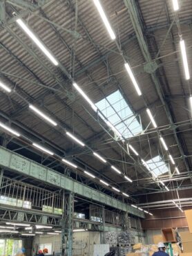 工場天井のLED照明の写真