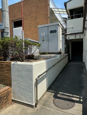 港ワークキャンパスの入り口横の通路の写真