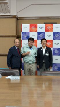 記念撮影の写真（左から、名古屋ライトハウスの山本理事長、利用者さん、広沢市長、